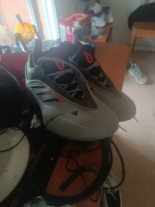 Zapatillas Adidas grises y rojas costaron 12