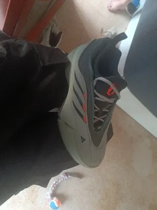 Zapatillas Adidas grises y rojas costaron 12