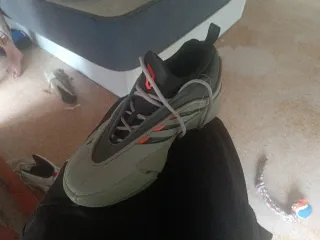 Zapatillas Adidas grises y rojas costaron 12