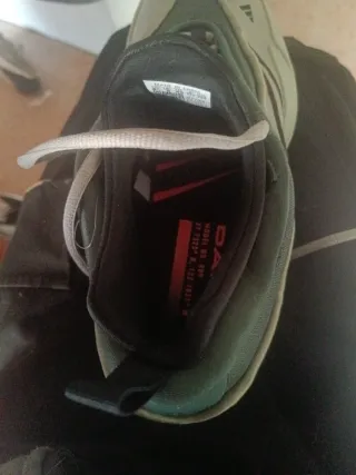 Zapatillas Adidas grises y rojas costaron 12