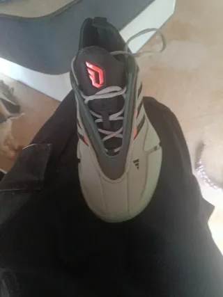 Zapatillas Adidas grises y rojas costaron 12