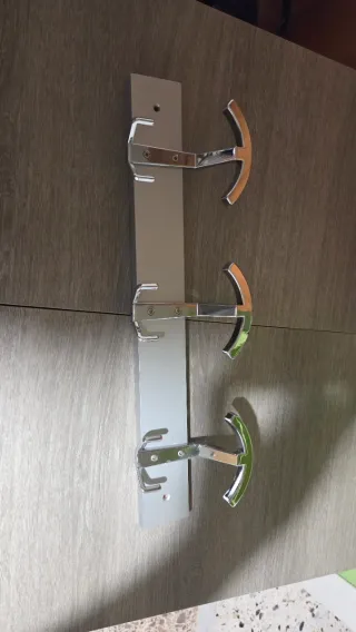 Appendiabiti da parete in metallo e legno