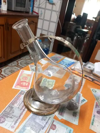 Decantador de vidrio con soporte metálico