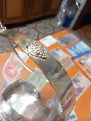 Decantador de vidrio con soporte metálico