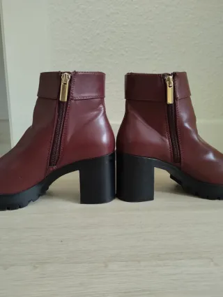 Botines con hebilla dorada