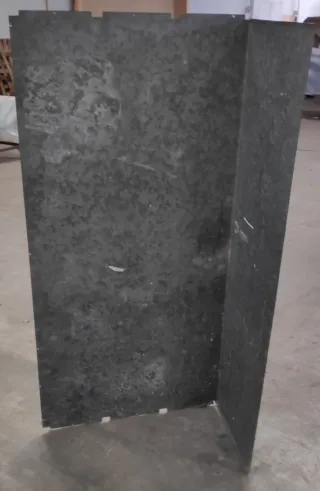 Chapa metálica en L , alto 135 cm