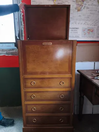 Mueble tocador de madera con cajones. Ruedas