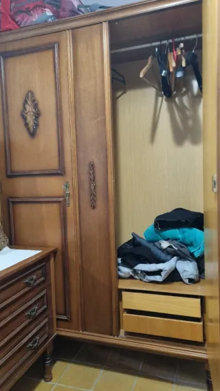 Armario de madera y su mesita