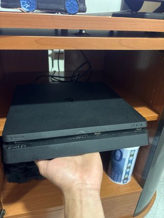 PS4 + 2 mandos originales + 7 juegos (FIFA 17-25)