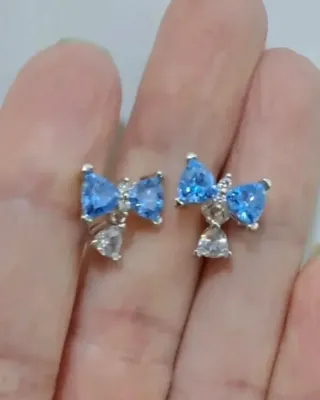Conjunto de pendientes y anillo lazo azul