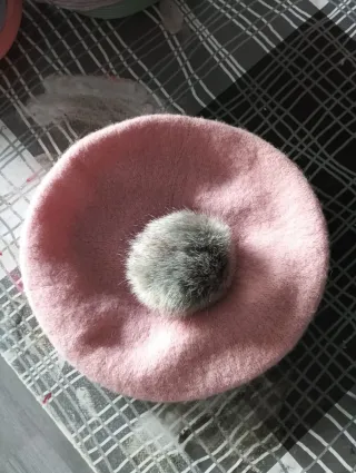 Boina rosa con pompón gris