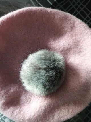 Boina rosa con pompón gris