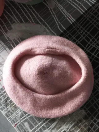Boina rosa con pompón gris