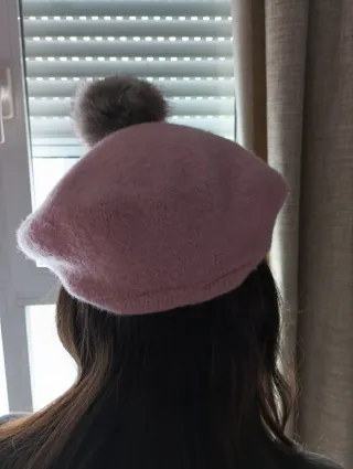 Boina rosa con pompón gris