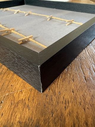 Marco de fotos con cuerdas y pinzas