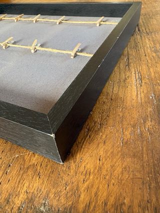 Marco de fotos con cuerdas y pinzas