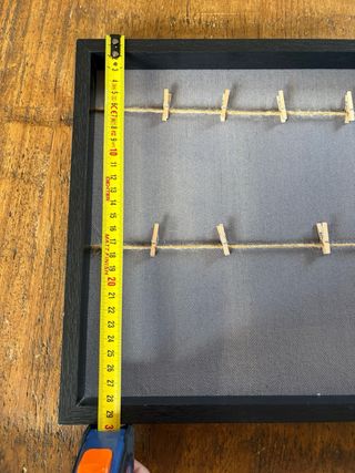 Marco de fotos con cuerdas y pinzas