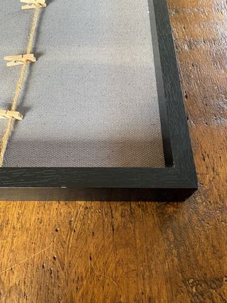 Marco de fotos con cuerdas y pinzas