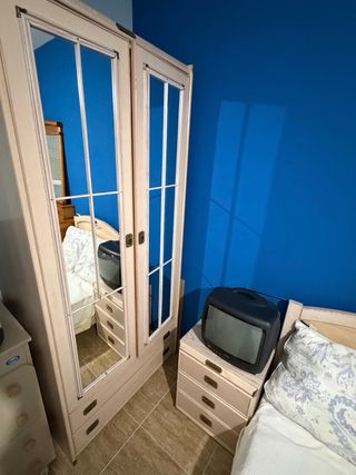 Habitación: Cama 90, colchón, mesilla, y armario.