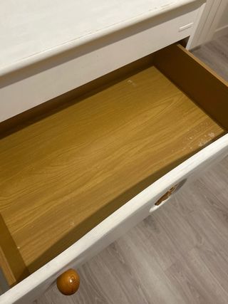 Cómoda bebé blanca con dibujo de jirafa