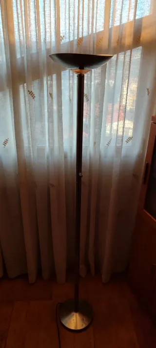 Lámparade luz regulable de pie de metal