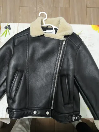 Chaqueta de cuero negra con borreguito