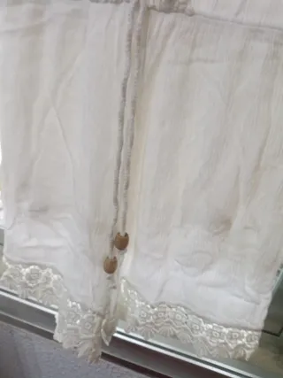 Mono blanco con encaje