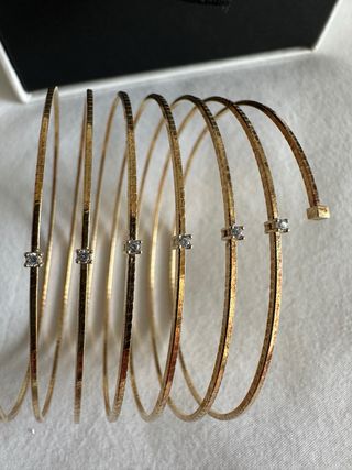 Pulsera dorada Secresy con detalles brillantes