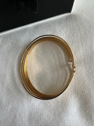 Pulsera dorada Secresy con detalles brillantes