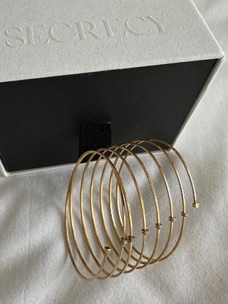 Pulsera dorada Secresy con detalles brillantes