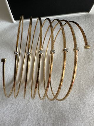 Pulsera dorada Secresy con detalles brillantes