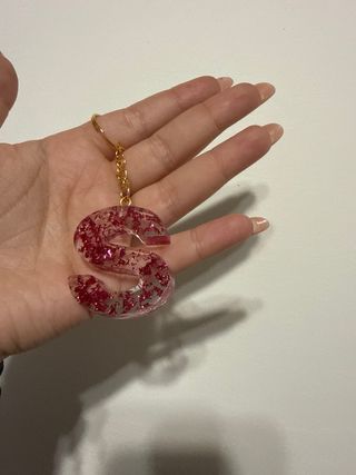 Llaveros de resina personalizados.