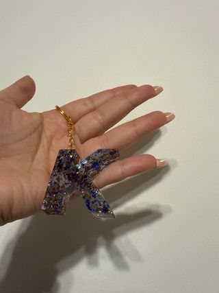 Llaveros de resina personalizados.