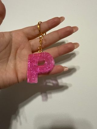 Llaveros de resina personalizados.