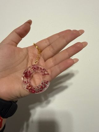 Llaveros de resina personalizados.