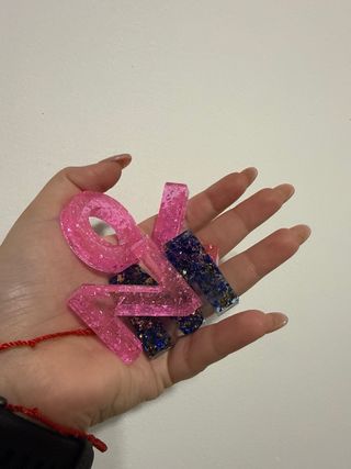 Llaveros de resina personalizados.