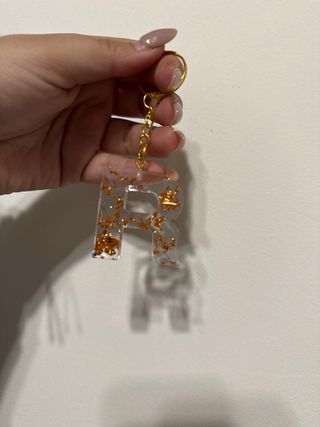 Llaveros de resina personalizados.