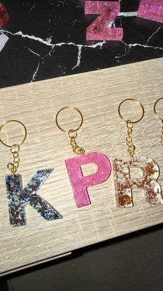 Llaveros de resina personalizados.