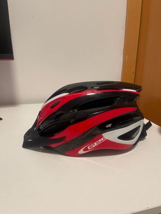 Casco de bici GES rojo y negro