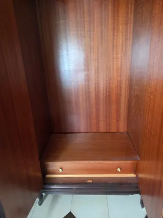 Armario de madera clásico