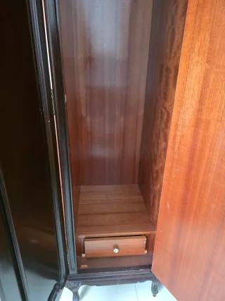 Armario de madera clásico