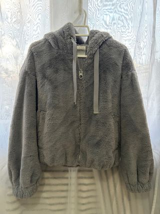 Abrigo Bershka gris de felpa con capucha