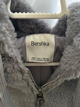 Abrigo Bershka gris de felpa con capucha