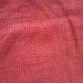 Alfombra tejida roja y naranja