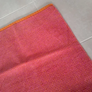 Alfombra tejida roja y naranja