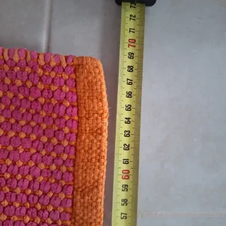 Alfombra tejida roja y naranja