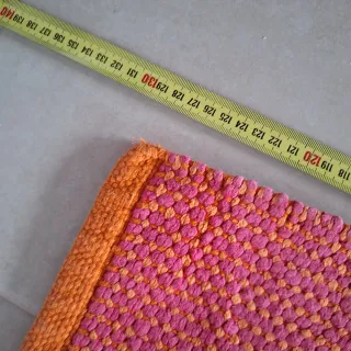 Alfombra tejida roja y naranja