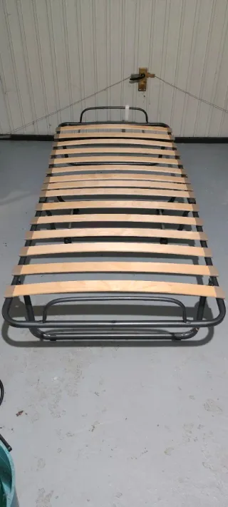 Cama plegable de metal y madera