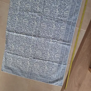 Cubrecama blanco y azul