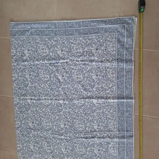 Cubrecama blanco y azul